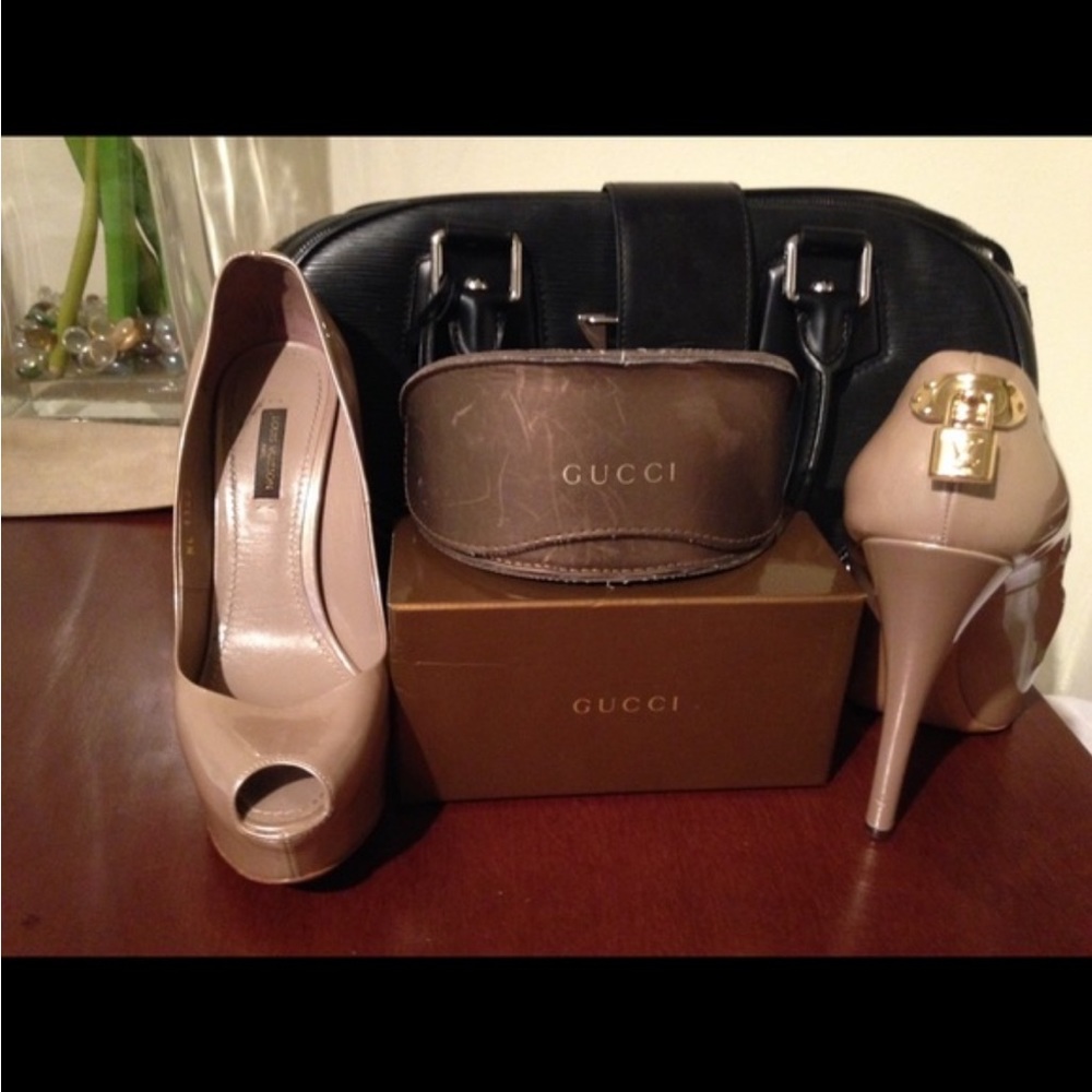 100% AUTHENTIC LOUIS VUITTON SHOES
Patent Leather Oh Really Size 37 Pumps